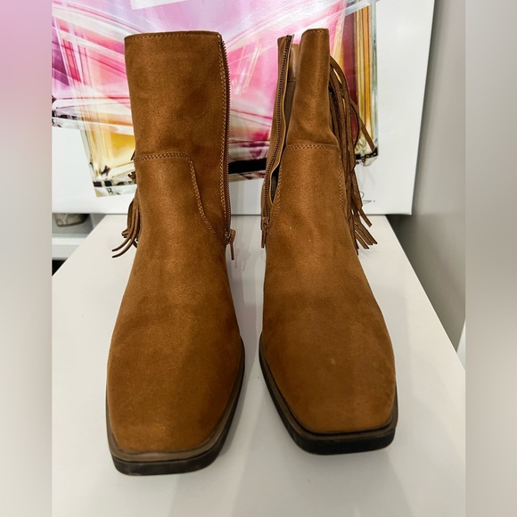 SO preowned fringe boots. - Picture 5 of 5